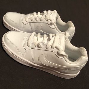 Women’s Nike White Low-top Sneakers 6.5